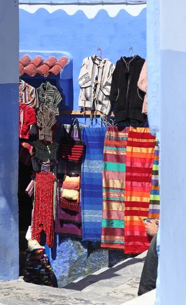 Traditional moroccan clothes for sale in the medina of Chefchaouen, Morocco — Stock Photo, Image