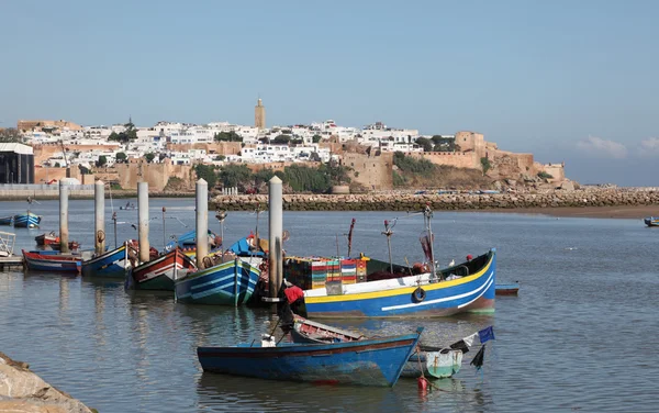 Fiskebåtar på floden bou regreg i rabat, Marocko — Stockfoto