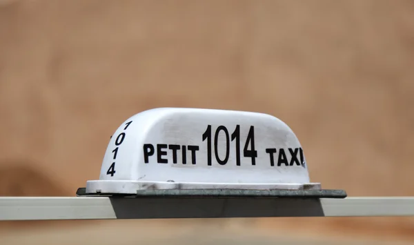 Petit taxi teken in rabat, Marokko — Stockfoto