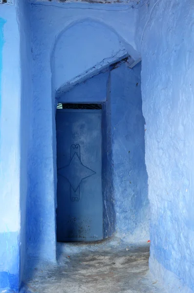モロッコ chefchaouen メディナの青いドア — ストック写真