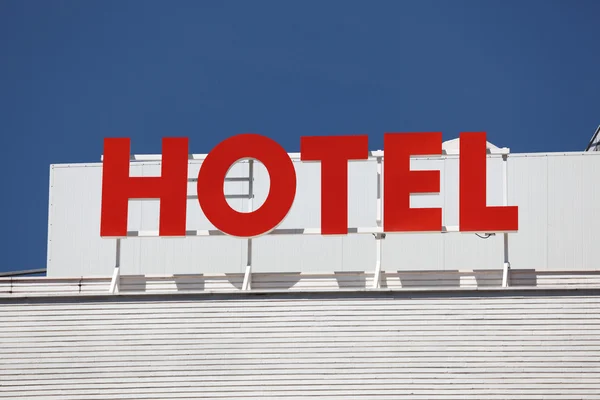Hotel značka na vrcholu budovy — Stock fotografie