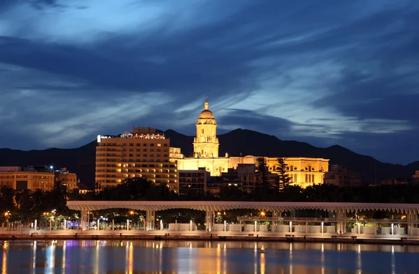 Malaga-katedralen är upplyst på natten. Andalusien Spanien — Stockfoto