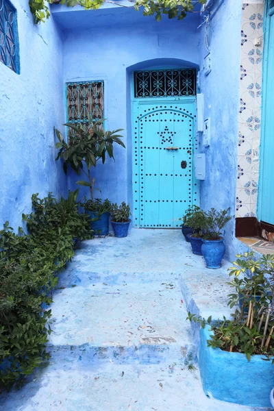 Μπλε πόρτα στην medina της chefchaouen, Μαρόκο — Φωτογραφία Αρχείου