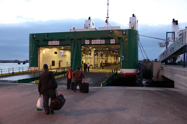 Embarque en ferry en Tánger Med, Marruecos — Foto de Stock