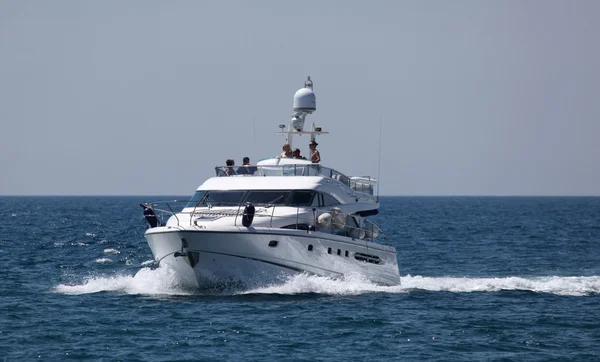 Young having fun with a luxury motor yacht — Stock Photo, Image