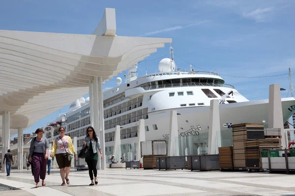 Paseo con pérgola en Muelle Uno en el puerto de Málaga, Andalucía España — Foto de Stock