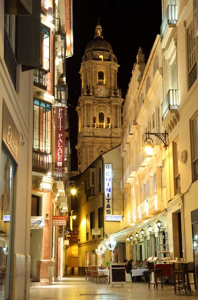 Strada nella città di Malaga di notte, Andalusia Spagna — Foto Stock