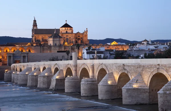 El puente romano con la Catedral-Mezquita de Córdoba en el fondo. Andalucía, España — Foto de Stock