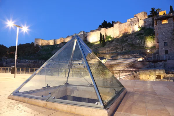 Szklaną piramidą w ruin rzymskiego amfiteatru w malaga, Hiszpania — Zdjęcie stockowe