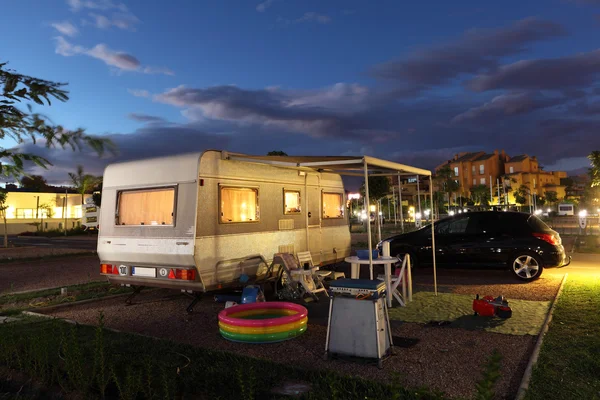 Caravana en un camping por la noche — Foto de Stock