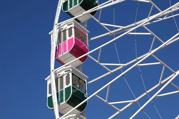 Rueda de ferris colorida en un recinto ferial de verano — Foto de Stock