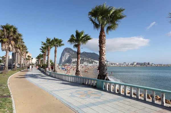 Promenada w la linea de la Concepción, Hiszpania. Skała Gibraltaru w tle — Zdjęcie stockowe