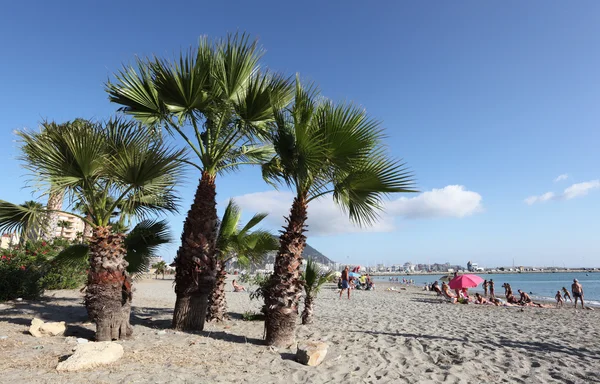 Stranden Poniente i la linea, Spanien. klippa av gibraltar i bakgrunden — Stockfoto