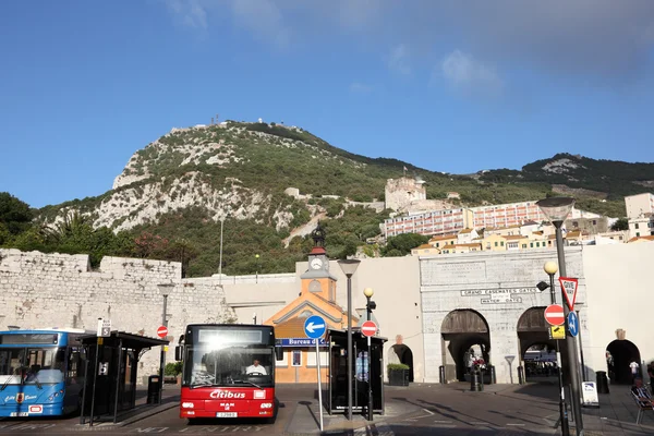 Busstation bij grand casemates poorten in gibraltar — Stockfoto