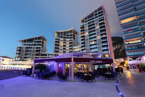 Edifício em Ocean Village marina à noite, Gibraltar — Fotografia de Stock