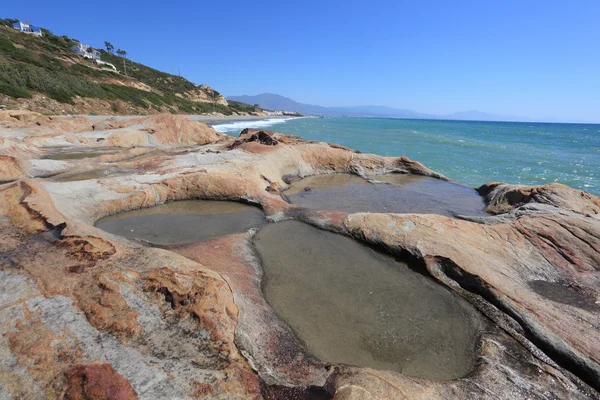 在蓬塔 chullera 海滩的石头。costa del sol，西安大路，西班牙 — 图库照片