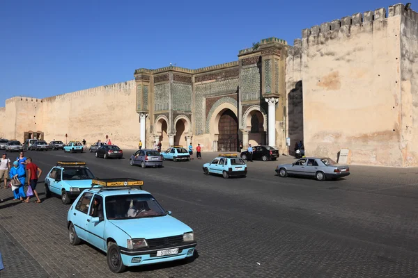 Taxis am Tor bab el-mansour in meknes, Marokko — Stockfoto