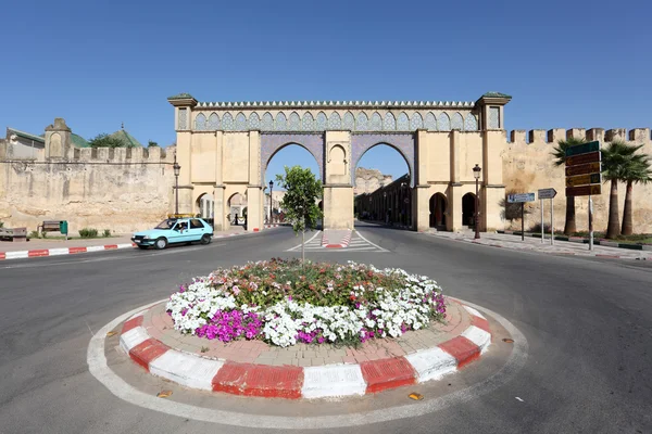 Círculo de tráfico con flores en Córdoba, Marruecos —  Fotos de Stock