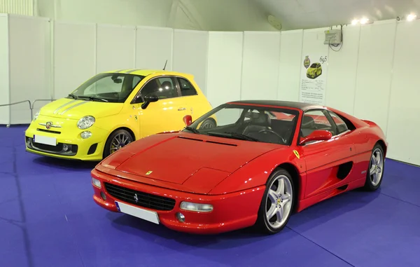 Ferrari 355 F1 GTS and a yellow Fiat Abarth at the Ferrari Exhibition in Estepona on July 29, 2013. Andalusia Spain — Stock Photo, Image