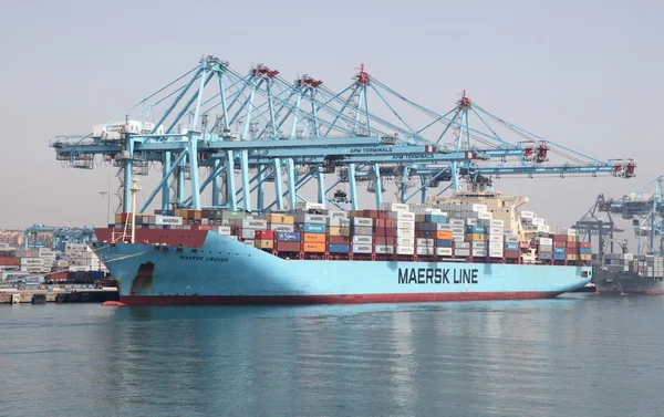 Containerskip Maersk Line i industrihavnen i Algeciras, Spania – stockfoto