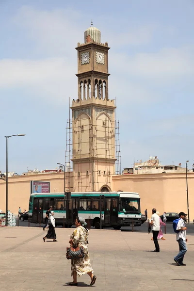 Minaret van de moskee met een klok in casablanca, Marokko — Stockfoto