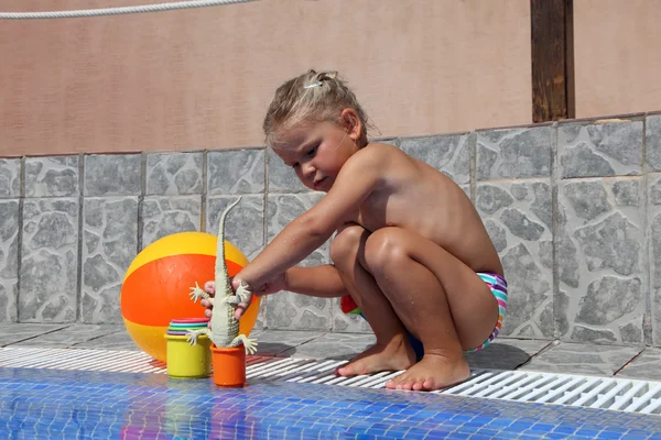 Küçük kız havuzda oynarken — Stok fotoğraf