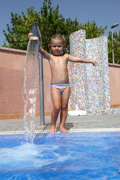 Küçük kız havuzda oynarken — Stok fotoğraf