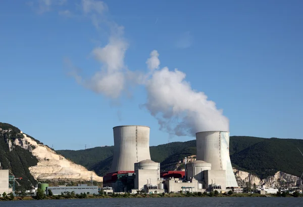 Nucleaire elektriciteit genereren station — Stockfoto