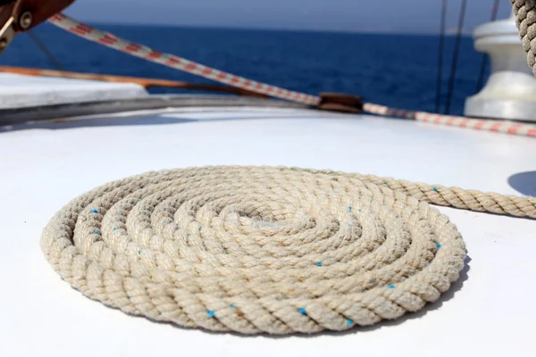 Cuerda de vela a bordo de un yate —  Fotos de Stock