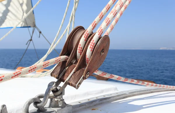 Zeilboot Lier op een witte jacht — Stockfoto