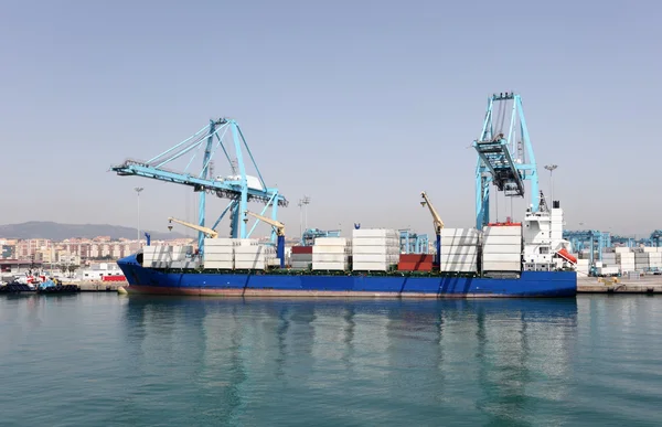 Nave portacontainer nel porto industriale — Foto Stock