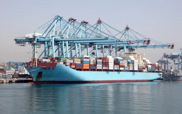 Stora containerfartyg i industriell hamn — Stockfoto