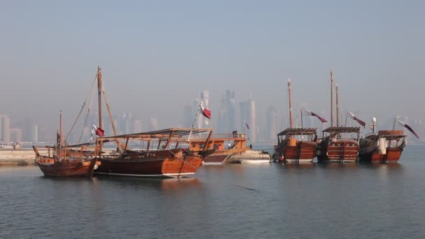 Dhows árabes en Doha, Qatar — Vídeo de stock