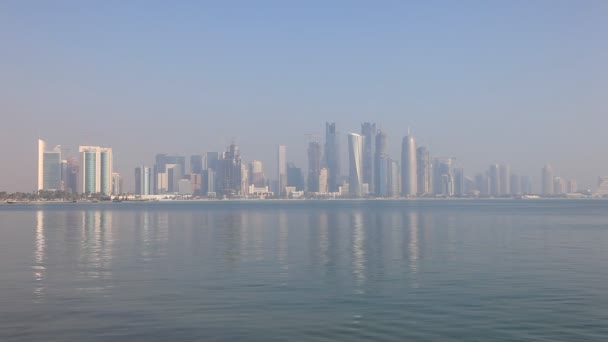 Skyline de Doha, na baixa. Catar — Vídeo de Stock