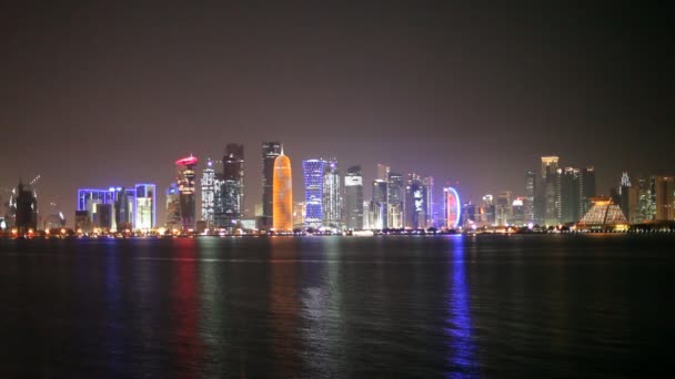 Doha skyline in de nacht, qatar — Stockvideo