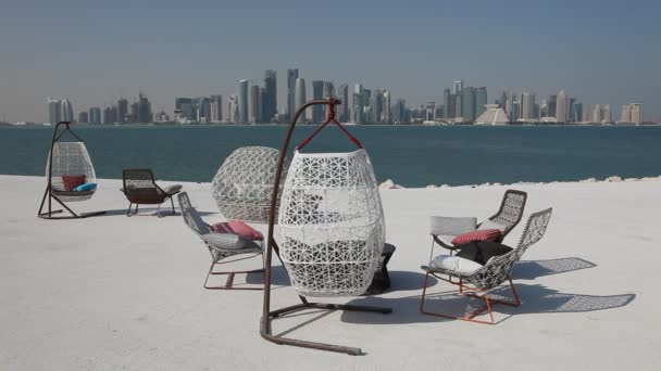 Cafe nagyszerű kilátás nyílik a skyline a dohai — Stock videók