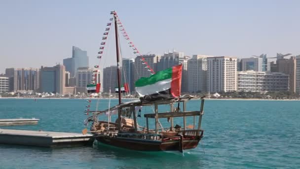 Traditionele Arabische dhow in abu dhabi — Stockvideo