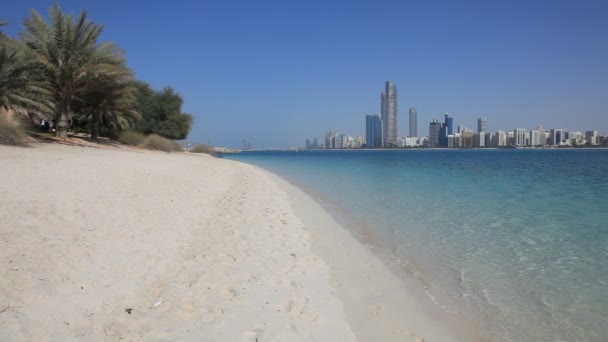 Beach and Abu Dhabi skyline — Stock Video