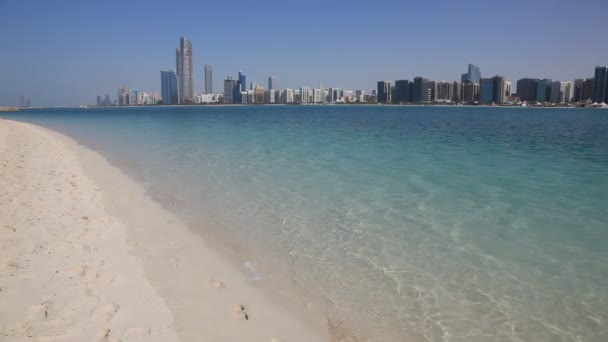 Strand en abu dhabi skyline — Stockvideo