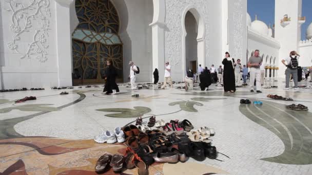 Besökare på sheikh zayed grand mosque i abu dhabi — Stockvideo