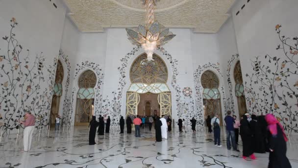 Látogatók a Sheikh Zayed nagy mecset Abu Dhabiban — Stock videók