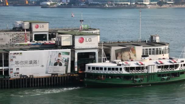 Паром Star Ferry Pier в Цим Ша Цуй, Гонконг — стоковое видео