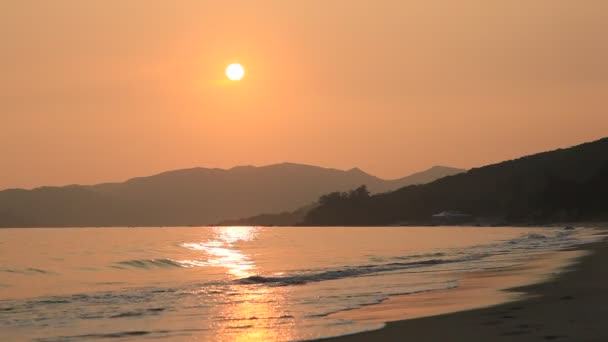 Coucher de soleil sur la plage tropicale — Video