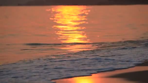 Puesta de sol en playa tropical — Vídeos de Stock