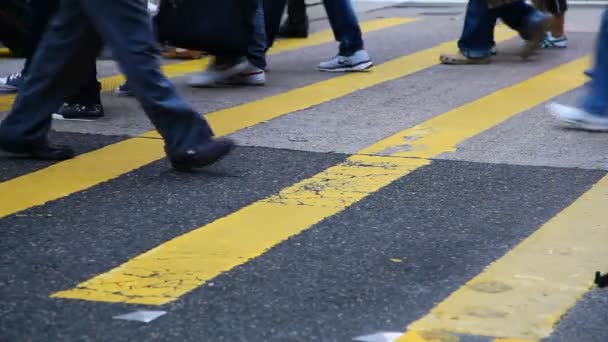 Pessoas que atravessam a rua da cidade . — Vídeo de Stock