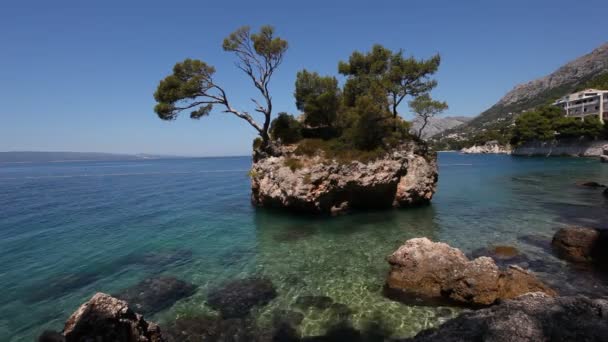 Isla de la Roca en Brela, Croacia — Vídeo de stock