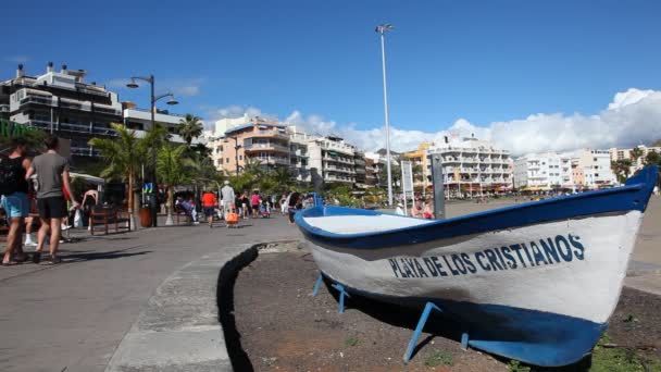 Sétány Los Cristianos, Tenerife, Spanyolország — Stock videók