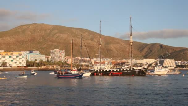 Hafen von los cristianos, kanarische Insel Teneriffa, Spanien — Stockvideo