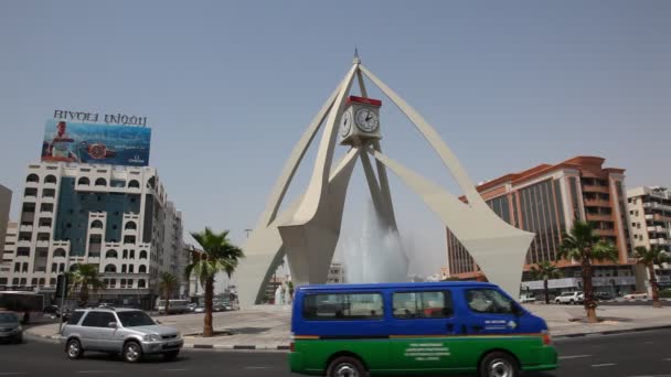 Rotonda della torre dell'orologio a Dubai — Video Stock