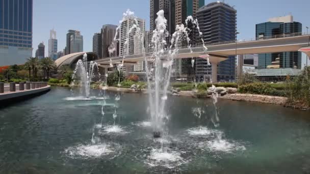 Συντριβάνι στην πόλη του Ντουμπάι — Αρχείο Βίντεο
